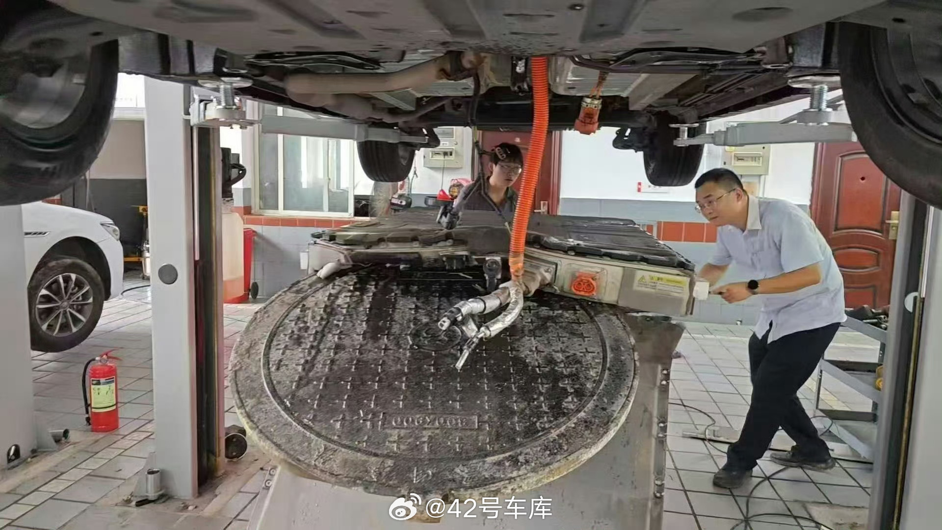 群里看到的，这是怎么个撞法，难道说是电池想吃井盖？[二哈]42how新能源汽车 