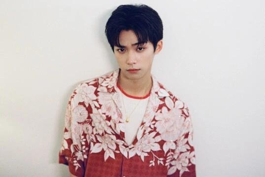 梓渝夏日氛围感look梓渝好港花衬衫穿在梓渝身上太合适了，港风满满，看着就特别帅