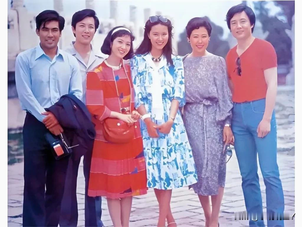 上世纪80年代，六位老演员的珍贵合影，照片左起: 朱时茂、唐国强、龚雪、方舒、斯