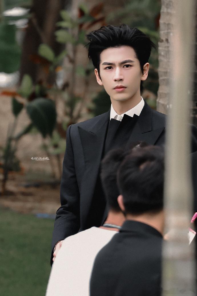 张凌赫西装背头Bking感张凌赫人鱼少爷 张凌赫西装背头Bking感，张凌赫人鱼