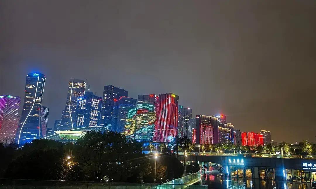 28岁博主小满半夜喝完梅子酒，把车忘在商场地库，凌晨三点摇醒孩子爸爸帮忙找车。