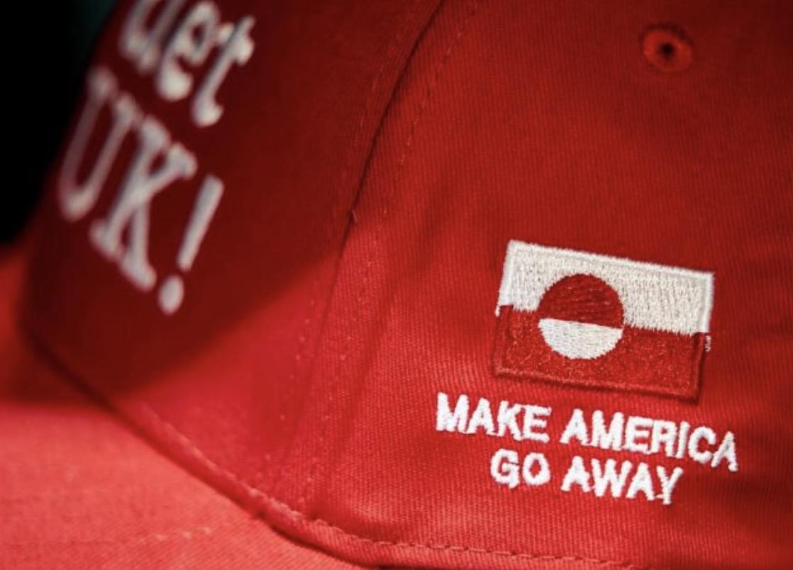 在哥本哈根，一顶红色棒球帽悄然成为北欧对强权说“不”的象征。当地一家服装店将特朗