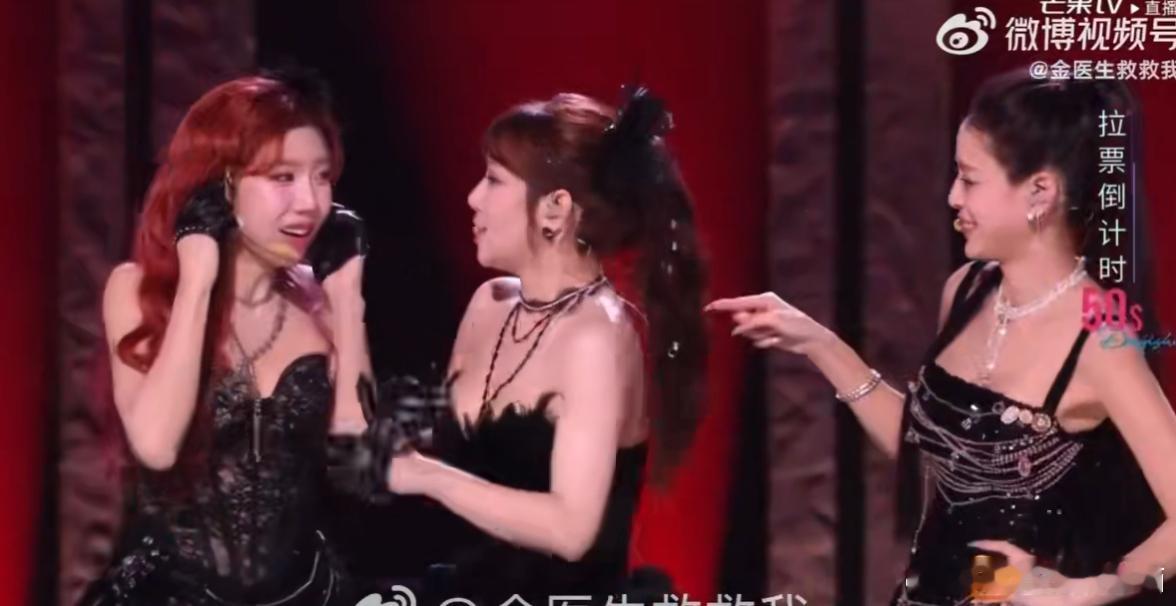 维妮娜显得谢娜好内向 救命！维妮娜在大艺术家拉票环节简直是“气氛组组长”，一个人