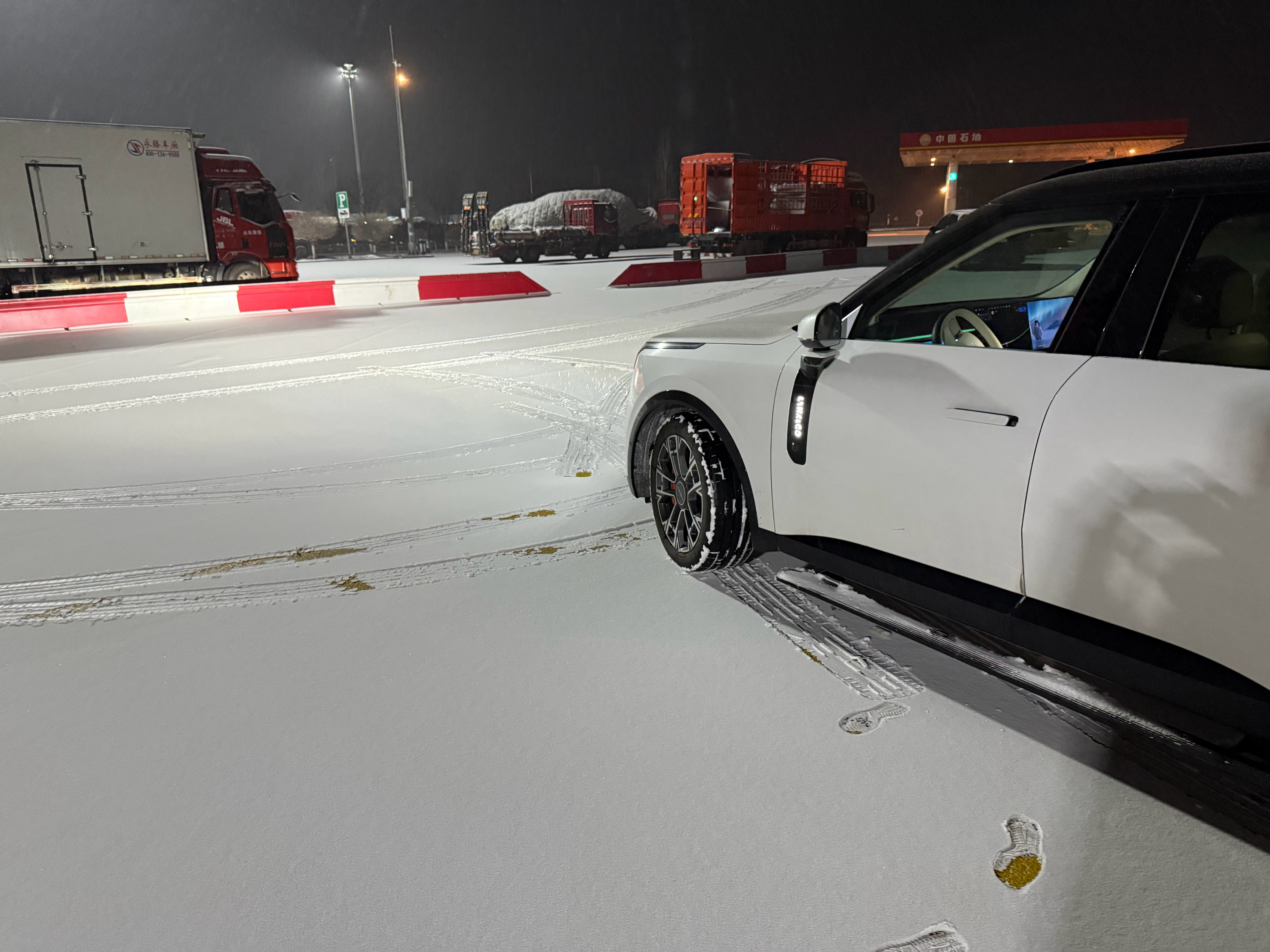 早上出发去银川机场，高速下雪了，路不好走。停在服务区休息。领克900的二排座椅一