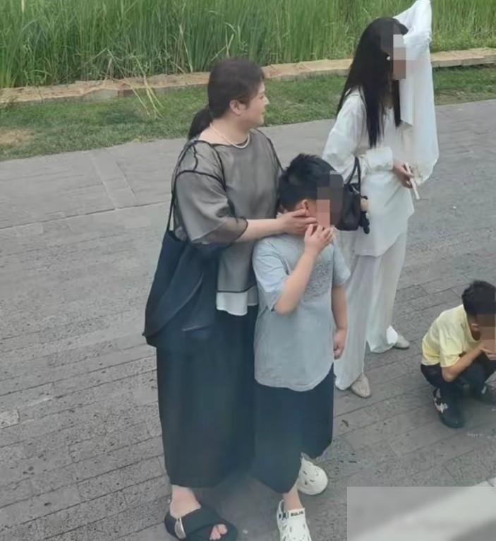 沈腾的太太真的是妥妥的旺夫相！
身材圆润富态，永远都是笑呵呵的。可我总觉得，网友