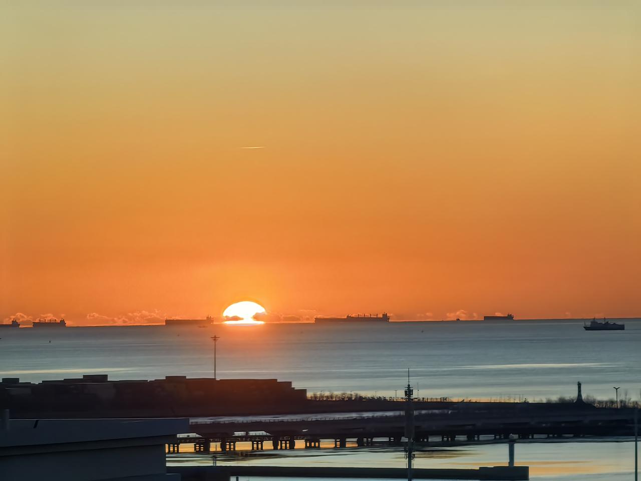 下联“神游碧落我陪君”与上联“独坐黄昏谁是伴”形成了巧妙呼应。下联以“神游”对“
