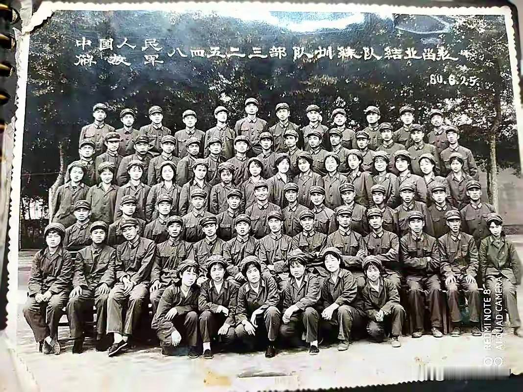 那天夜里的硝烟把月亮都盖严实了，老山的风一吹，满鼻子都是火药的呛味。二十岁的我和