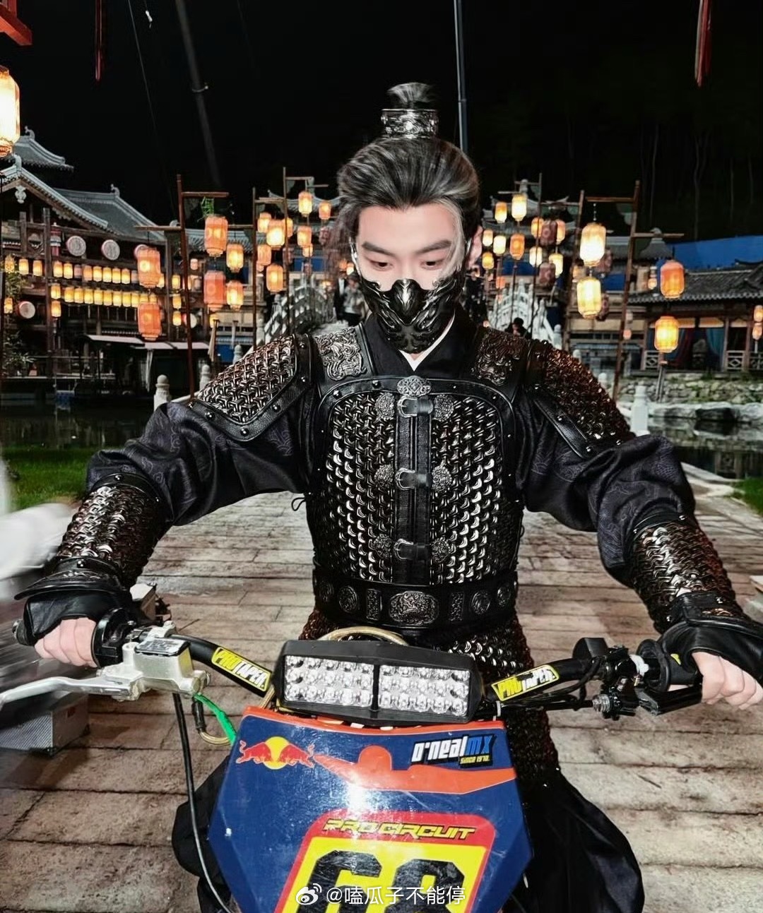 何与ins更新了，穿戏服骑车有点搞怪🤪 