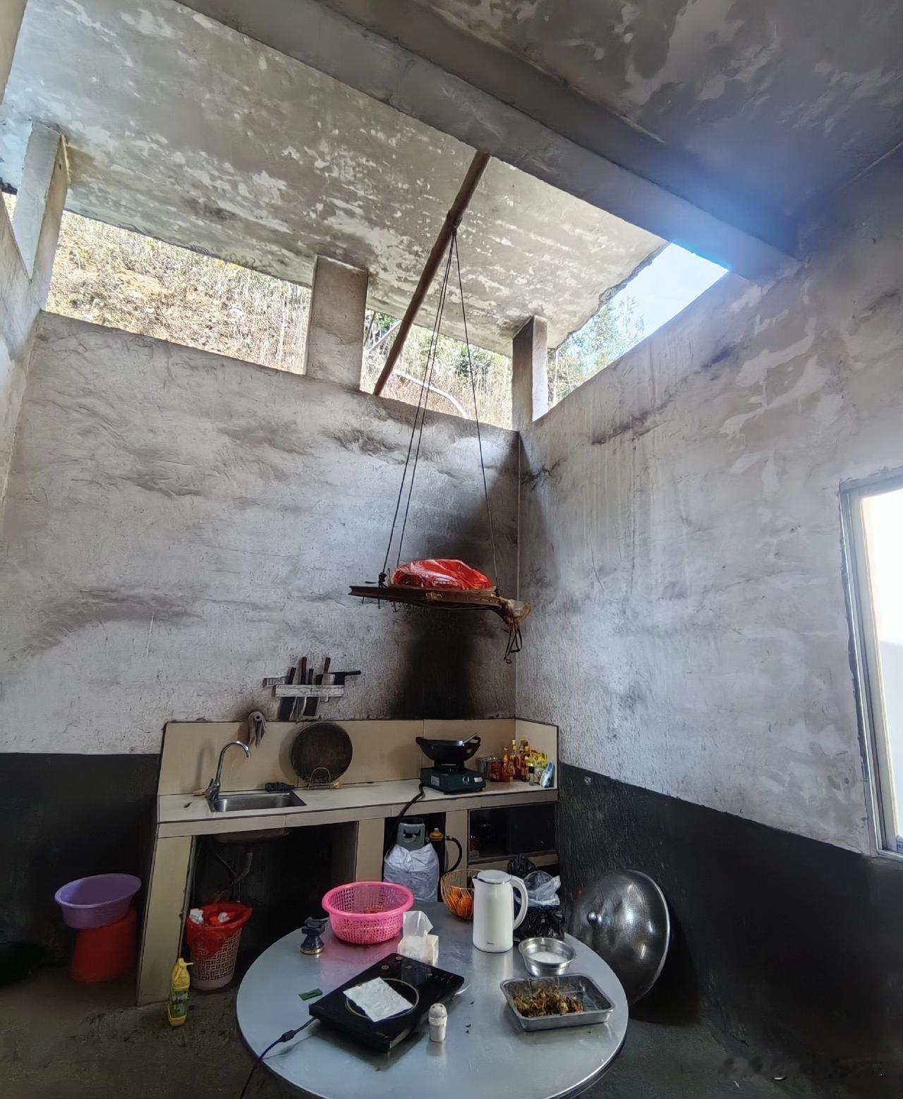 我有个在贵港的大学同学，清明打算回去，我询问他是坐汽车还是高铁，他表示大概率会坐