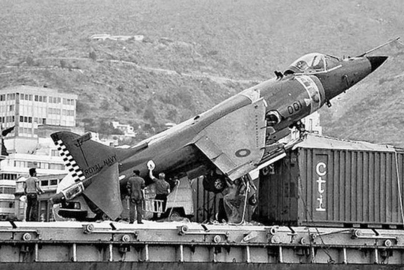 最离谱的迫降事件，一架隶属于英国皇家海军的AV8B“鹞”式战斗机没油以后竟然顺利