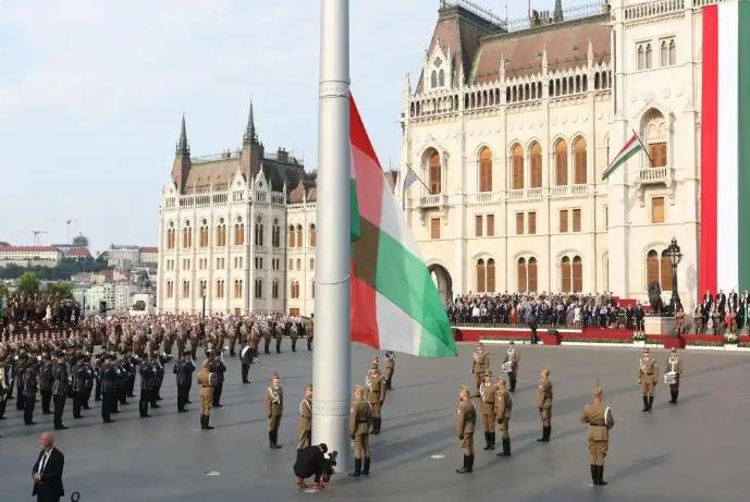 [下雨]政坛狠人欧尔班，执政16年，左手牵美俄，右手硬刚欧盟，凭啥稳坐江山？
