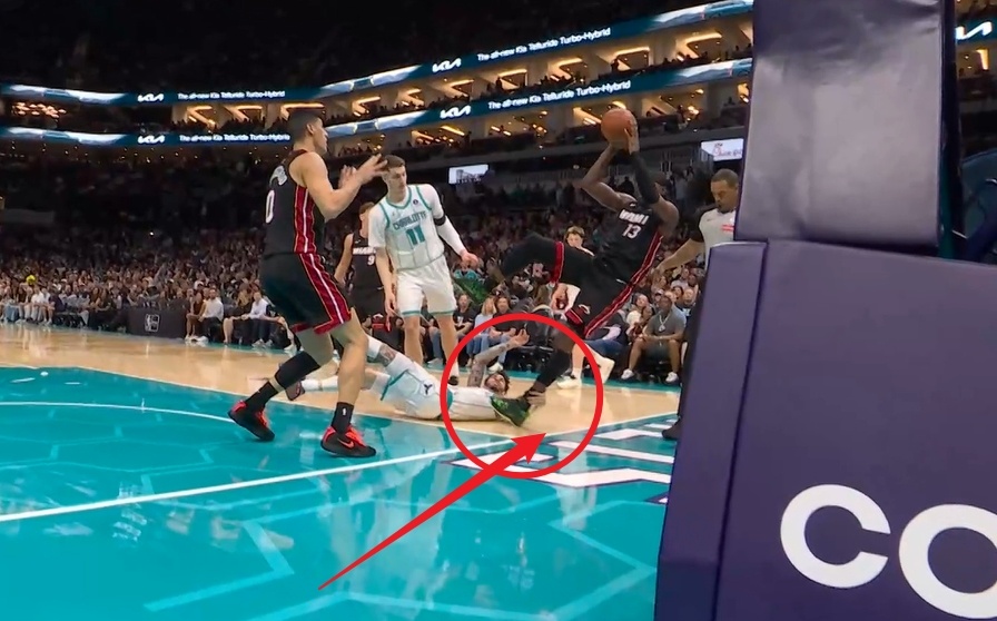 卧槽，三球真坏啊！！第二节比赛中抓住阿德巴约的脚踝，导致他重重摔倒在地，背部受伤