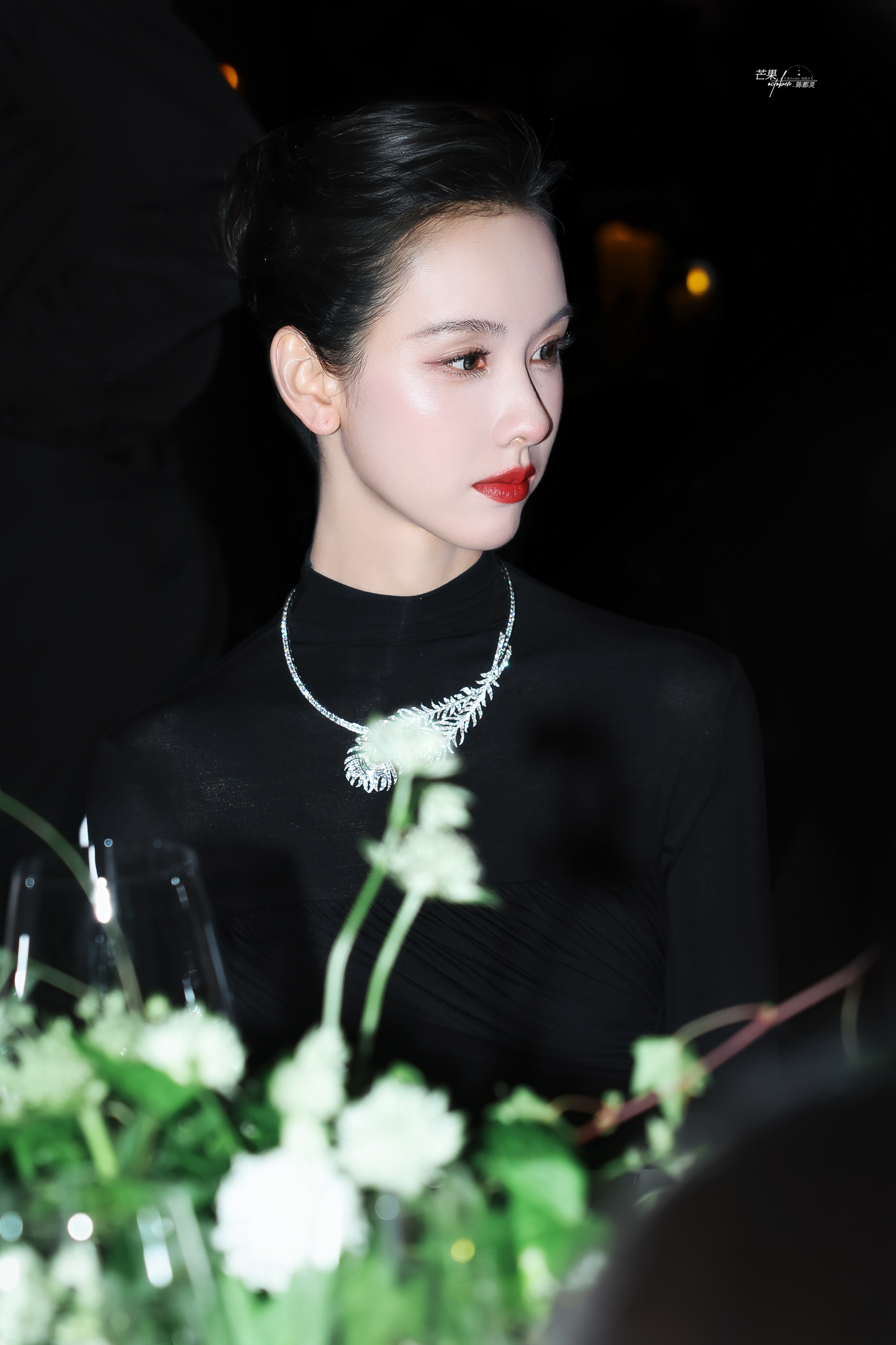 陈都灵 黑天鹅被陈都灵今日份造型惊艳到了 完全是优雅黑天鹅即视感🦢🖤 