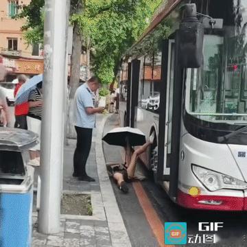 女子和公交司机之间不知发生了什么矛盾，女子就这样子躺在了地上，不让公交走了，公交