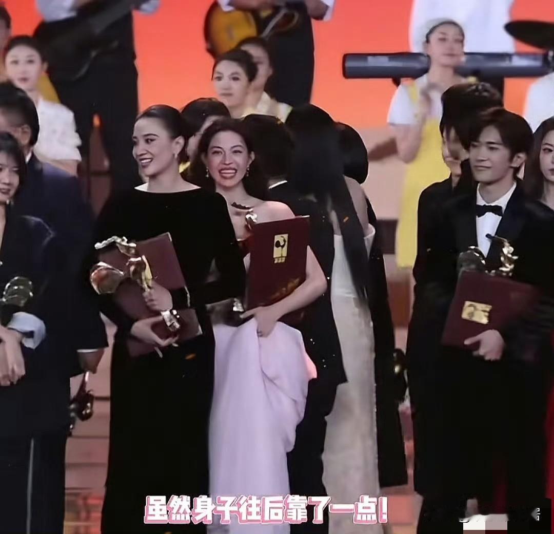 钟楚曦收获金鸡奖最佳女配，
现场可谓是激动的热泪盈眶，
她应该不是故意抢c位，