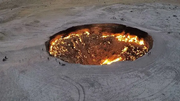 地狱之门 - 土库曼斯坦卡拉库姆沙漠中一座炽热的火山口，自 1971 ...