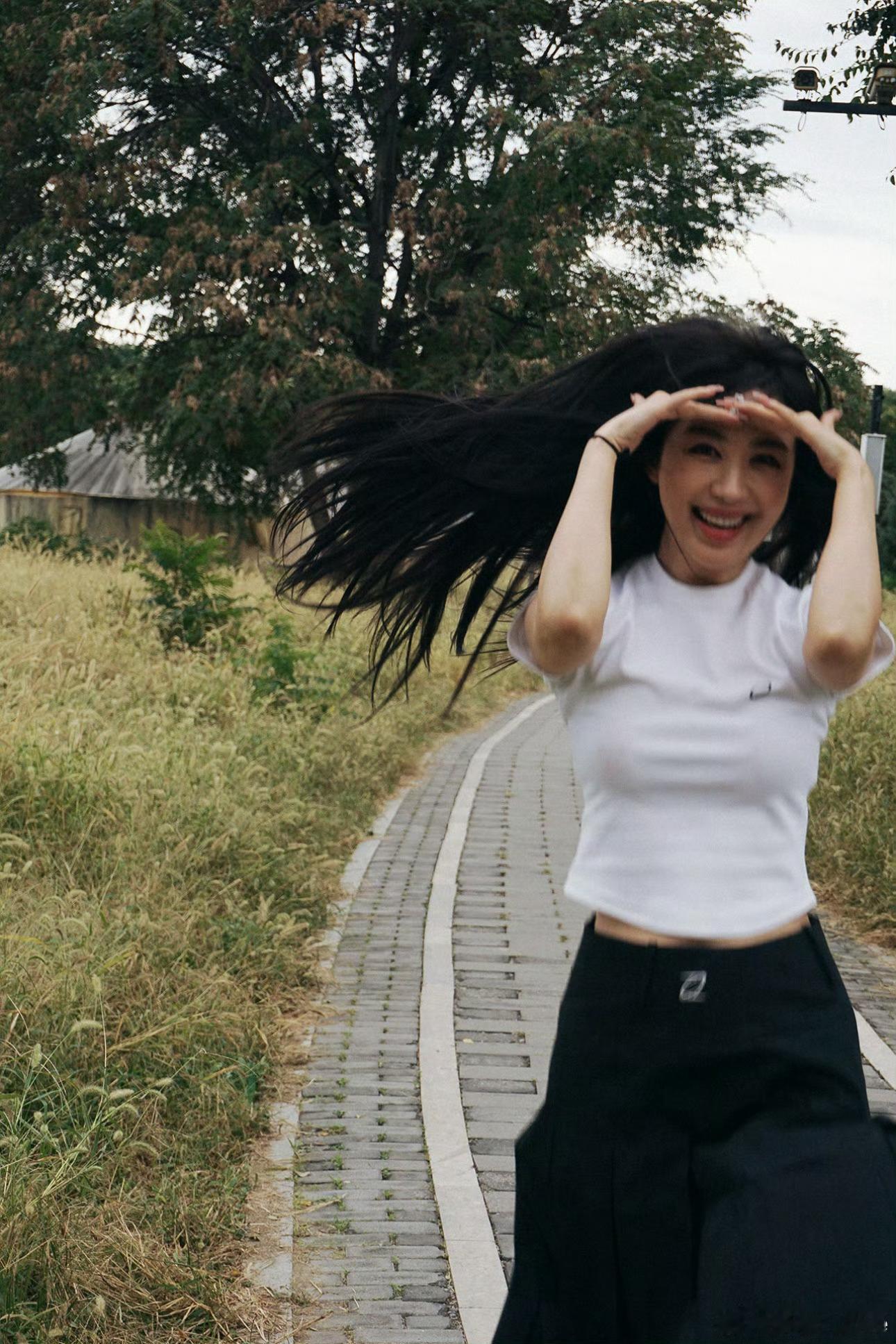 李菲儿美成啥了 李菲儿美成啥了，简单的白T黑裙鲜活又生动，好舒展的状态，美得像电