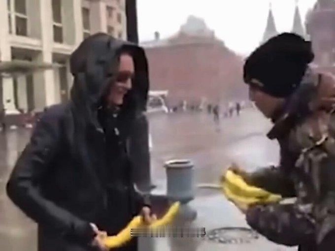 谢霆锋和谢贤在莫斯科出游的画面，看得心里挺有感触。
 
旁人总传他们父子关系不和