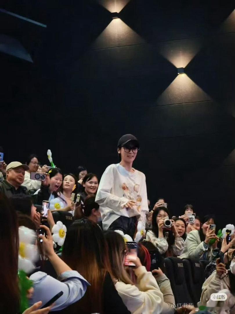 谢楠何宣林浪姐放假来看蒋龙新片谢楠说蒋龙我为你而来 两位姐姐录节目已经很累了，放