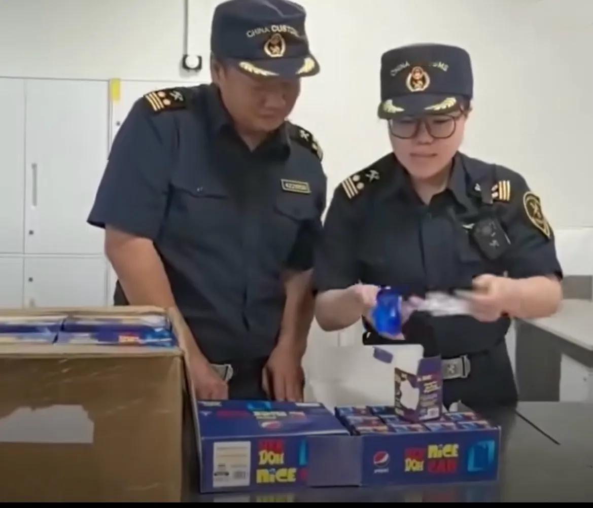 乐不了一点！山东青岛，机场海关例行查验时发现，一出口快件货不对板，而且里面的东西
