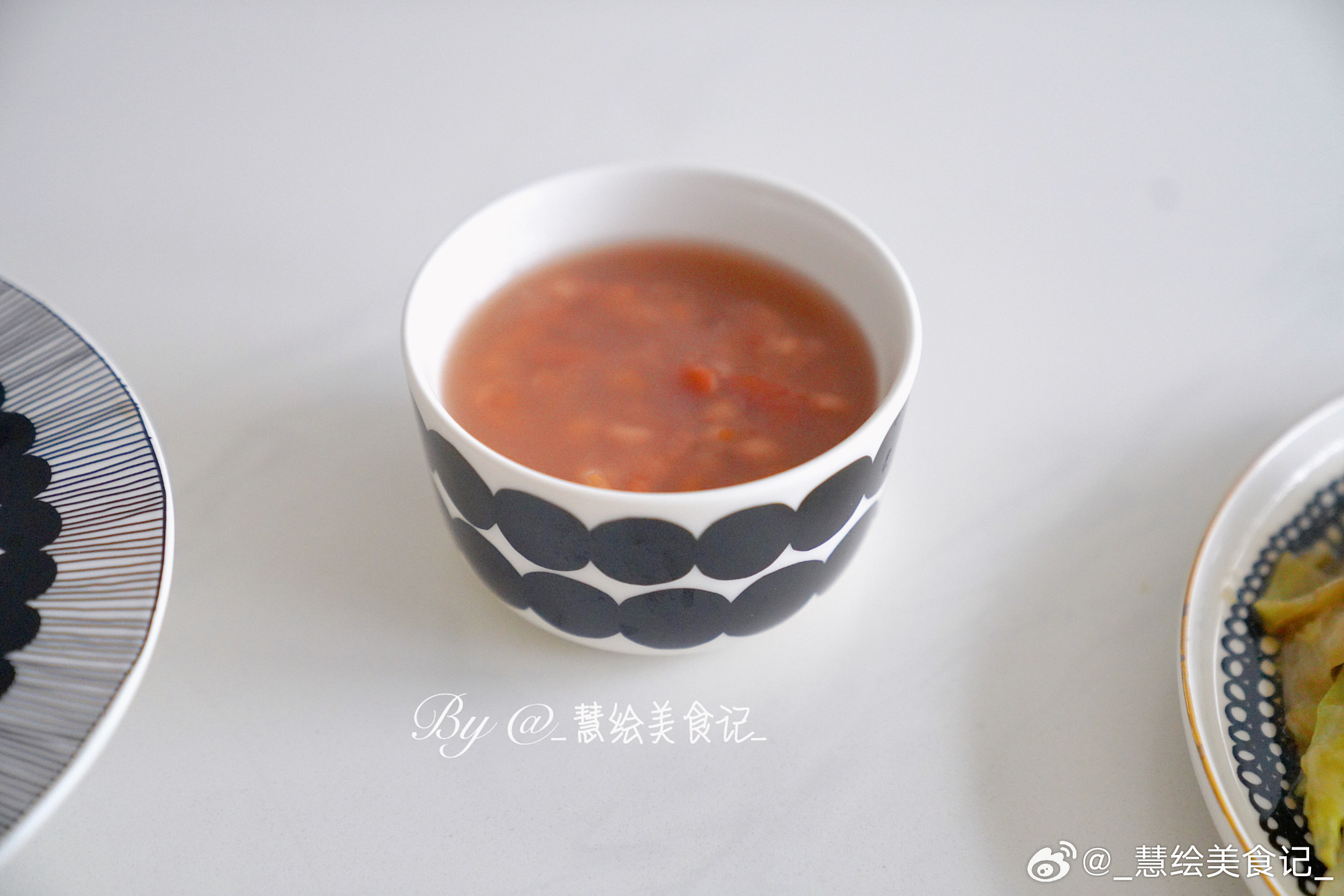 家常晚饭🍚秋葵炒鸡蛋、西葫芦炒肉、绿甘蓝炒肉、家常饼、红豆粥、小番茄🍅一晃又