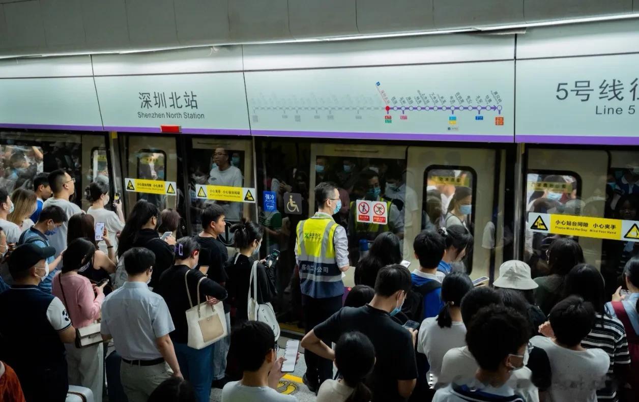 炸锅！今早深圳地铁集体“罚站”，提前20分钟出门竟还迟到34分钟，打工人破防

