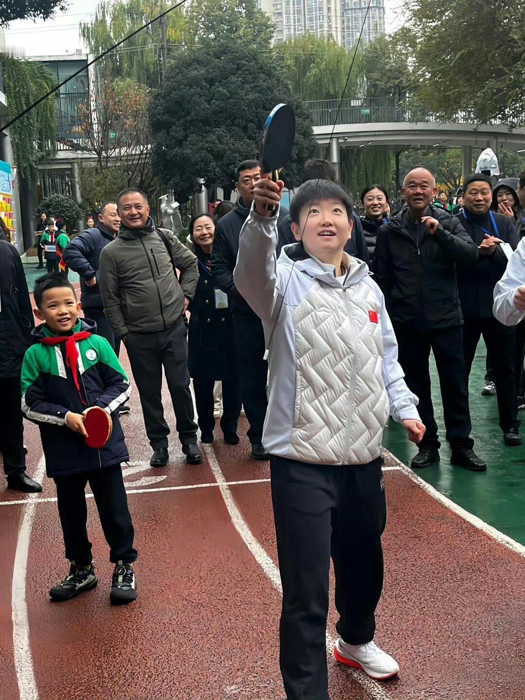 孙颖莎在小学生面前没打到乒乓球 一次放水，给孩子们了很大的信心[允悲][允悲][