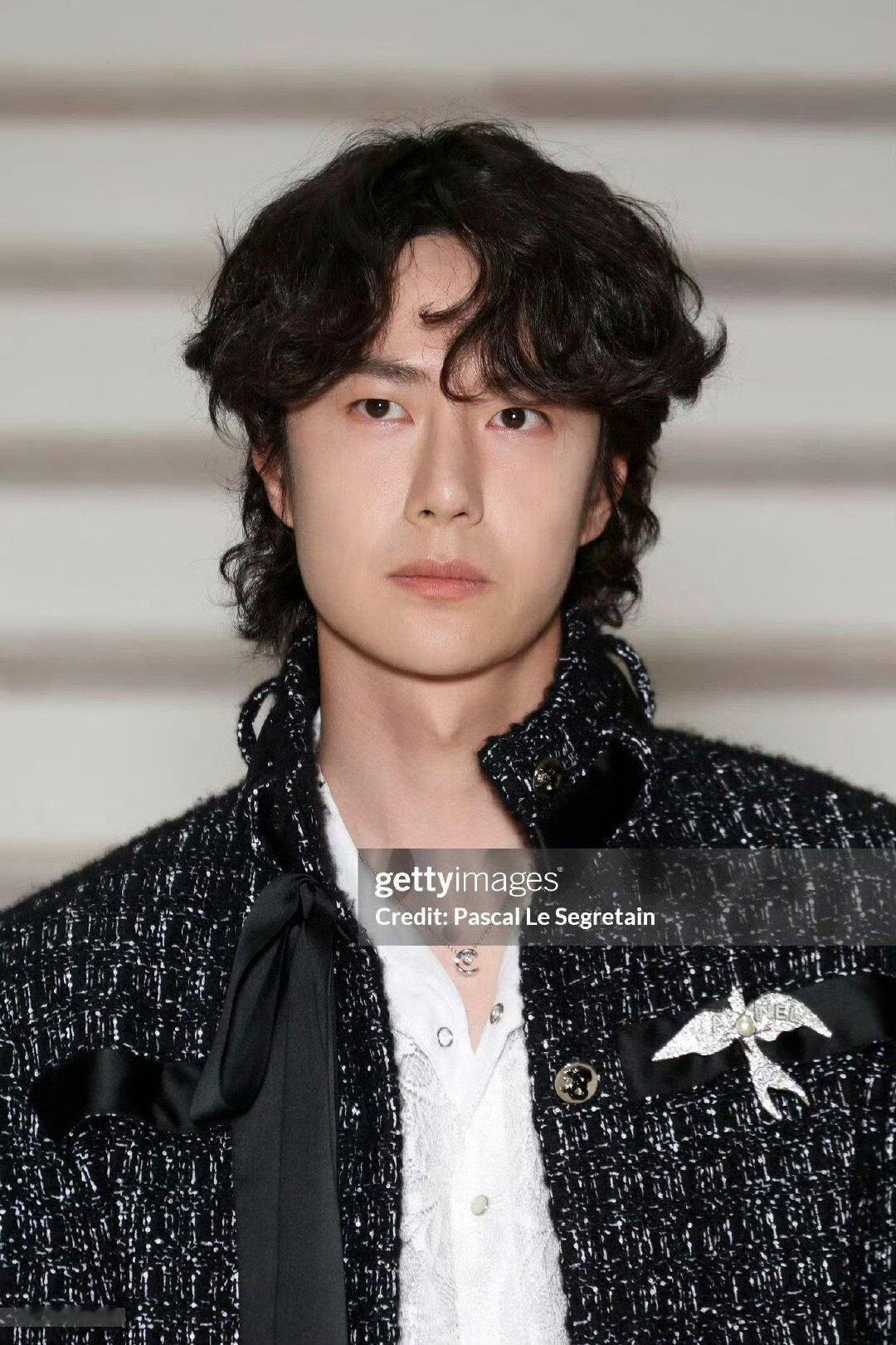 王一博巴黎高定时装周最佳着装明星 获GRAZIA、法VOGUE、《名利场》聚焦，