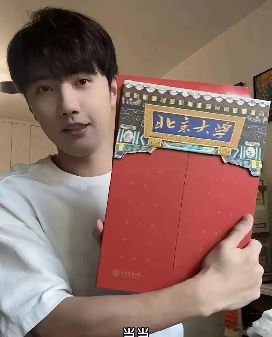 7月3日，与辉同行主播鹏鹏（本名胡志鹏）突然登上热搜！
起因很简单——他刚下播就