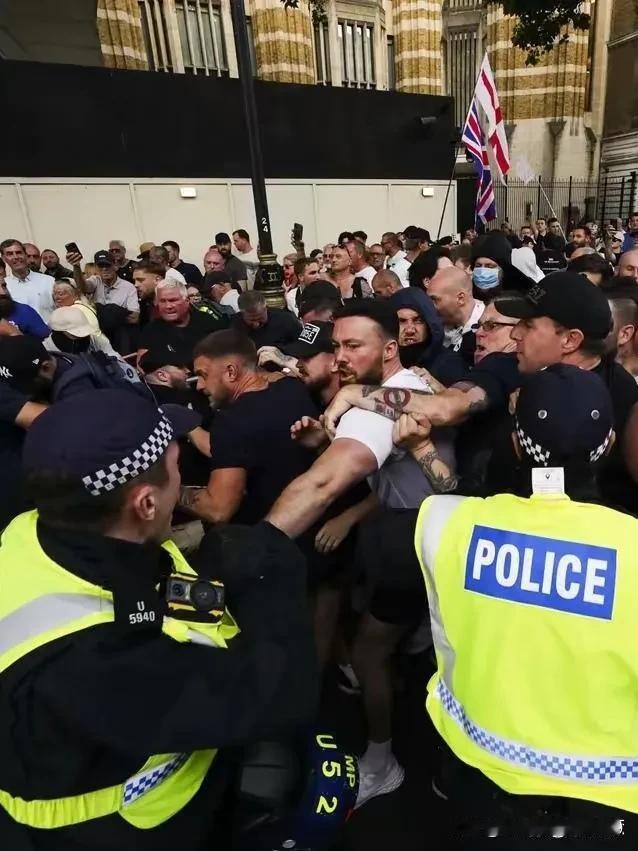 英国的内乱有五个意想不到：
   一是首相刚刚就任，就爆发内乱。表现其英国内部已