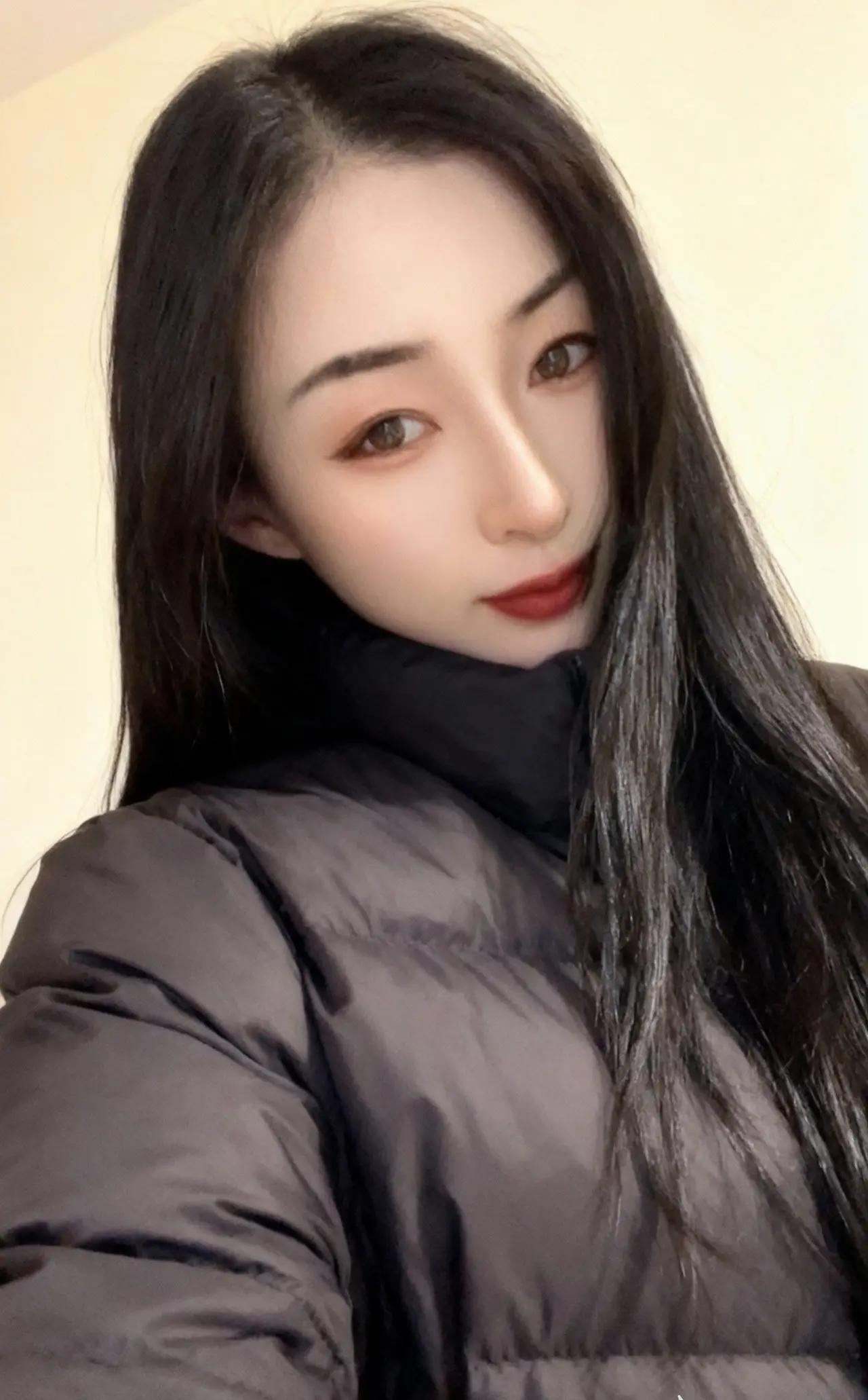 红妆美人倚，静看风起时。