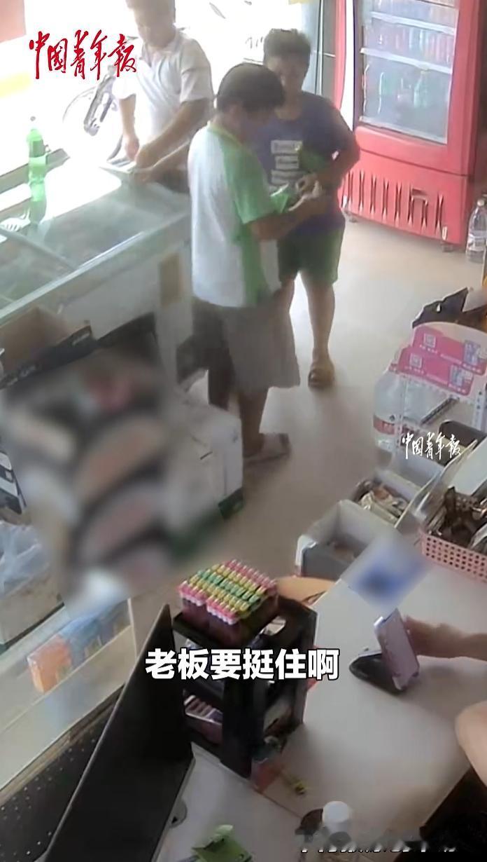 又感动又扎心！广东，3个小男孩去超市买东西，得知老板生意不好准备关店时，二话不说