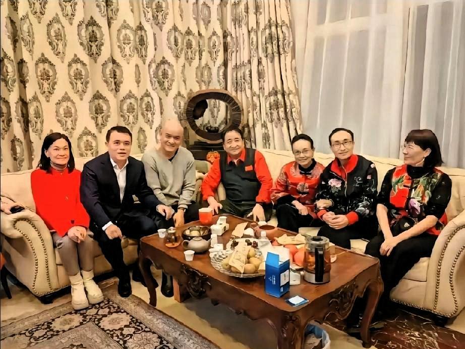 洛杉矶豪宅后院。
姜昆对着烧烤架唱《我和我的祖国》。
泳池水映着棕榈树，安保摄像