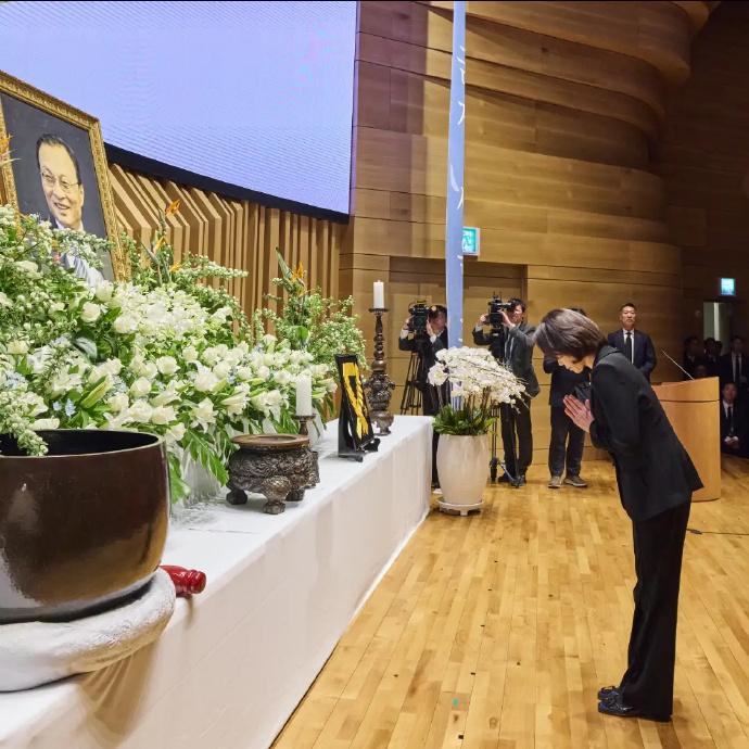 韩国第一夫人金惠金参加追悼会！一身黑色西装超精致！
3月14日，韩国第一夫人金惠