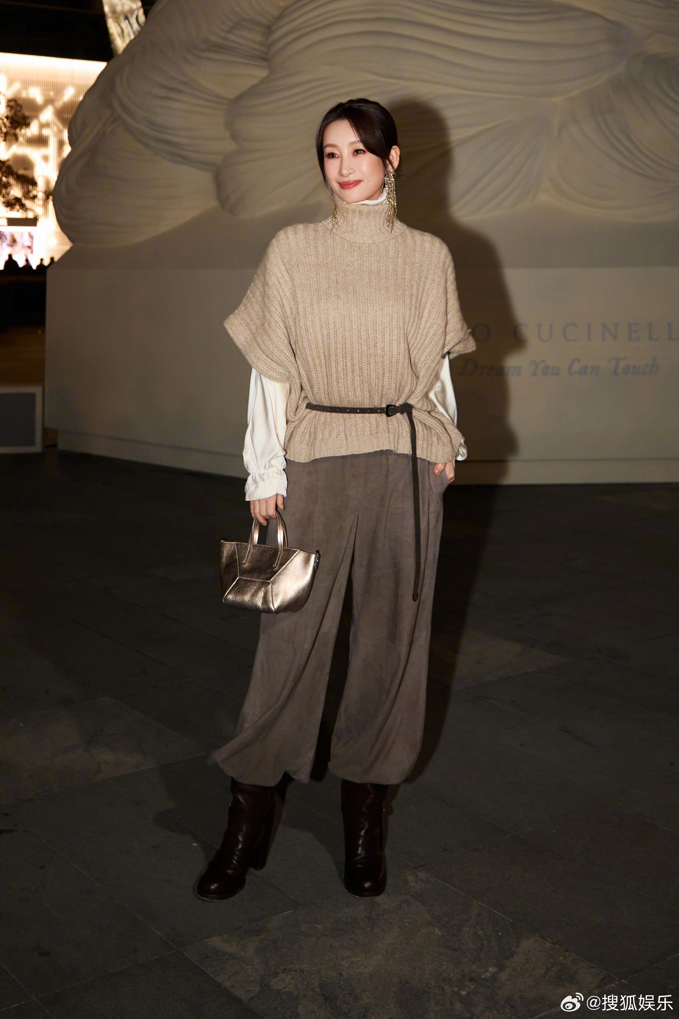 秦海璐亮相品牌星光盛典，她一袭高领针织衫温柔温暖，在璀璨星光下更显优雅...