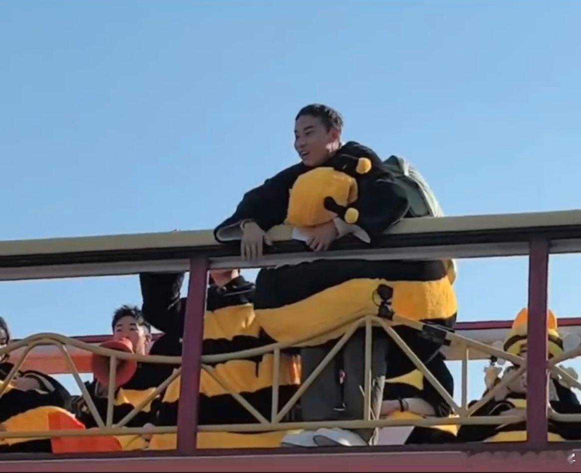 徐志胜模仿魏大勋饭撒 笑不活了！志胜模仿得又传神又搞笑，每一个动作都精准拿捏，快