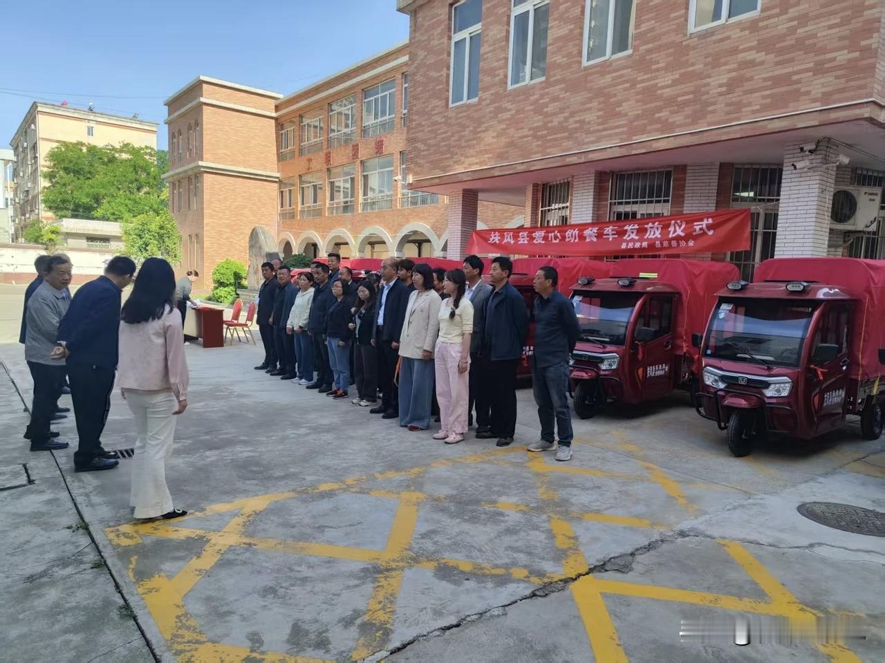 扶风县这波养老操作真的很实在！
  最近扶风县民政和慈善协会等单位给几个村子发了