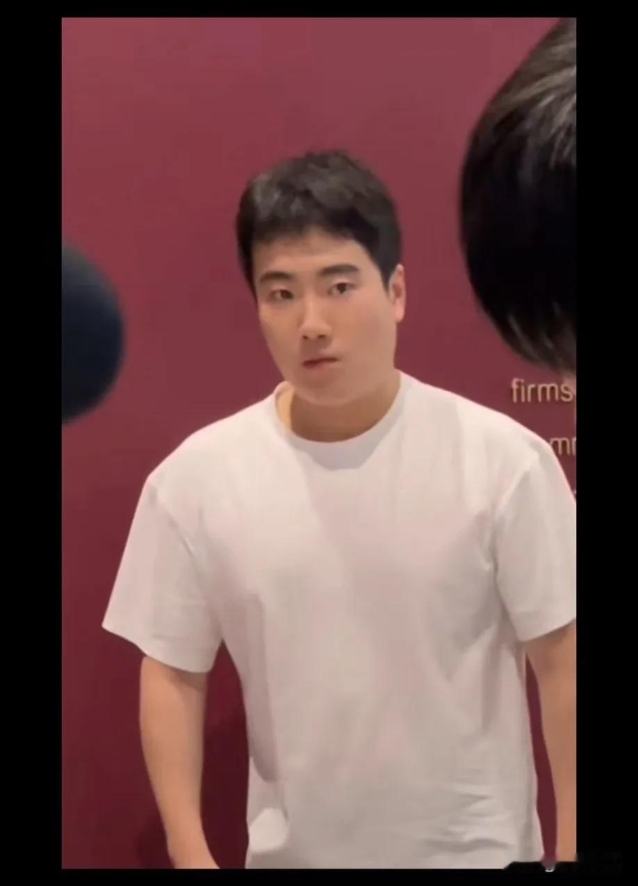 大胖真的有两儿子了吗？这眼神看上去像未婚啊[大笑]
看着大头说好难啊！胖心想：这