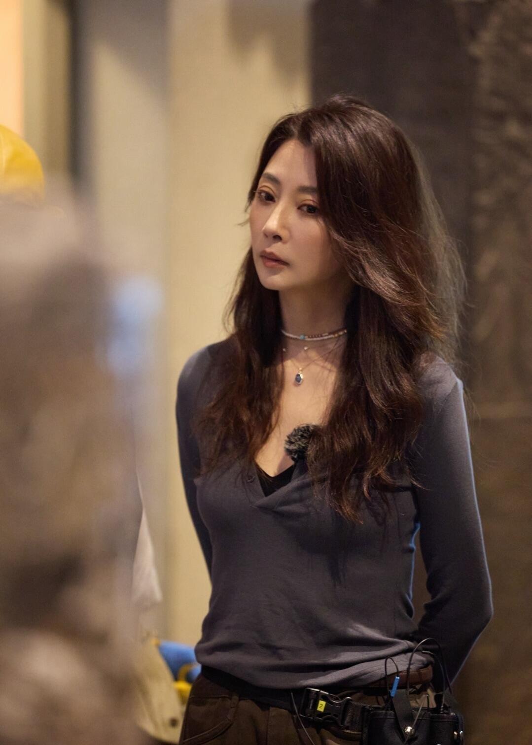 在《花少8》正片里，殷桃是统筹分房的“定海神针”，而镜头之外，她被工作人员一致评