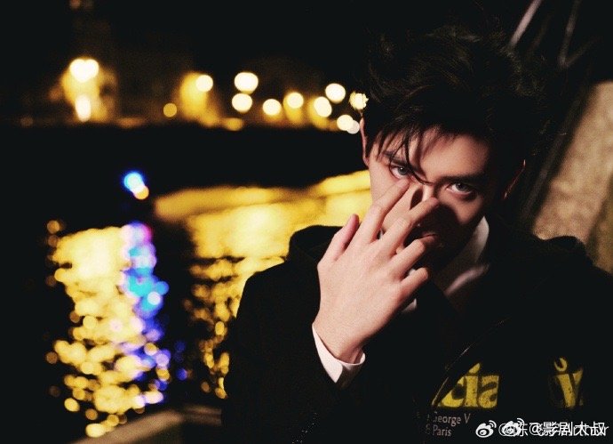 陈飞宇风格大变 打破固有印象实现风格焕新，每款造型都彰显新意，立体五官搭配高级质