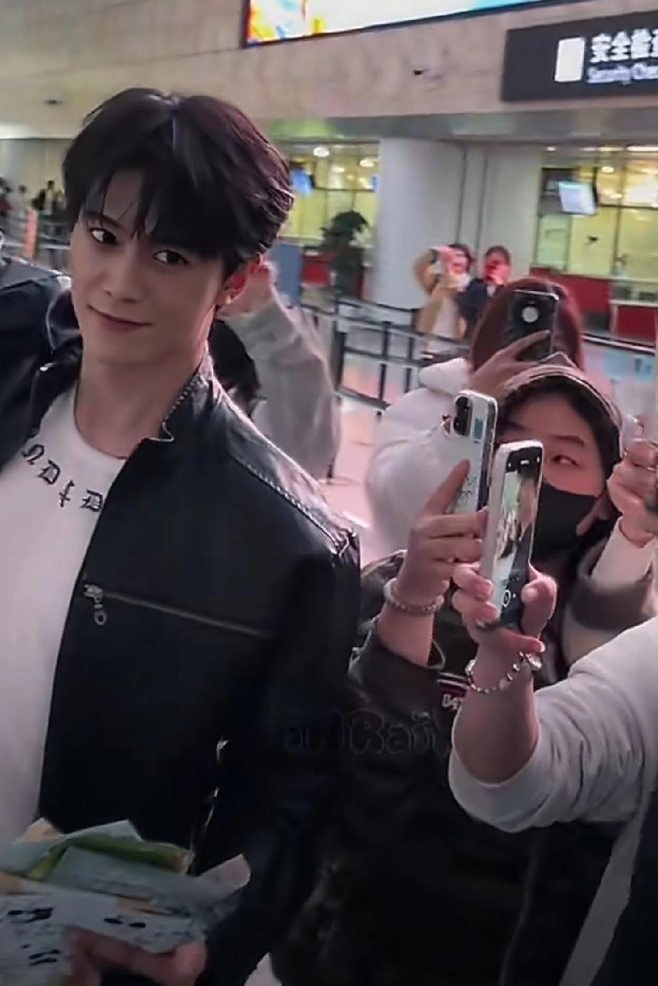 在《逐玉》饰演反派的邓凯终于熬出头了，出发录制《你好星期六》在机场被粉丝的热情阵