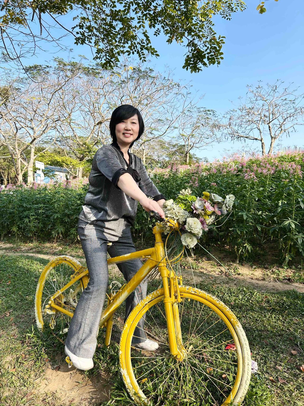 阳光下，黄色单车与花海相互映衬，那画面的青春感瞬间拉满！就拿山东乐陵初夏举办的公