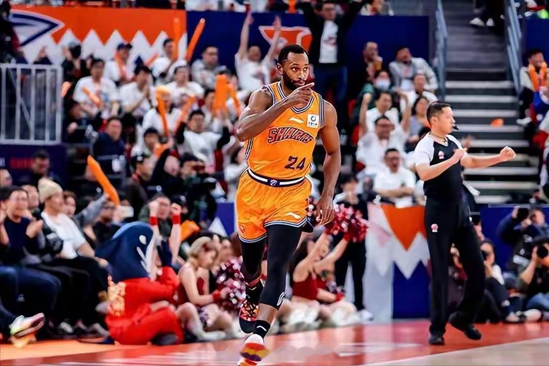 22连胜！弗格战旧主32分7助攻张镇麟4分 上海34分大胜辽宁上海男篮vs辽宁男