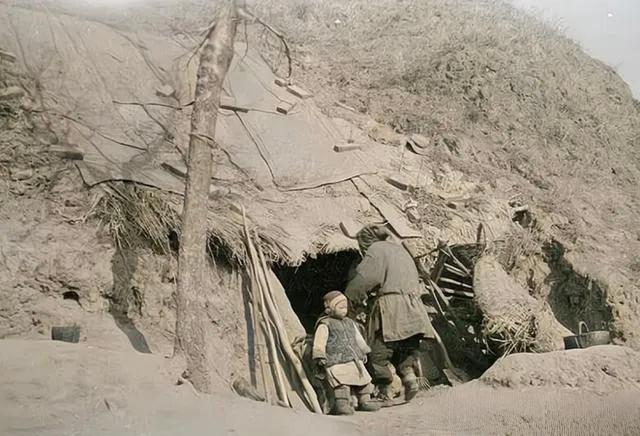 7月 ，我们自驾游甘青网红大环线曾在甘肃夹边沟亲眼看到过这种地窝子，并且还钻进去