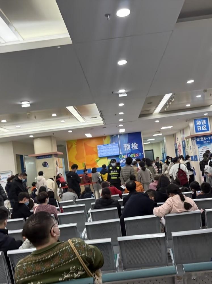 苏州儿童医院诊室门口，家长当着众人面直接拨打投诉电话，就为逼迫医生给自己孩子优先