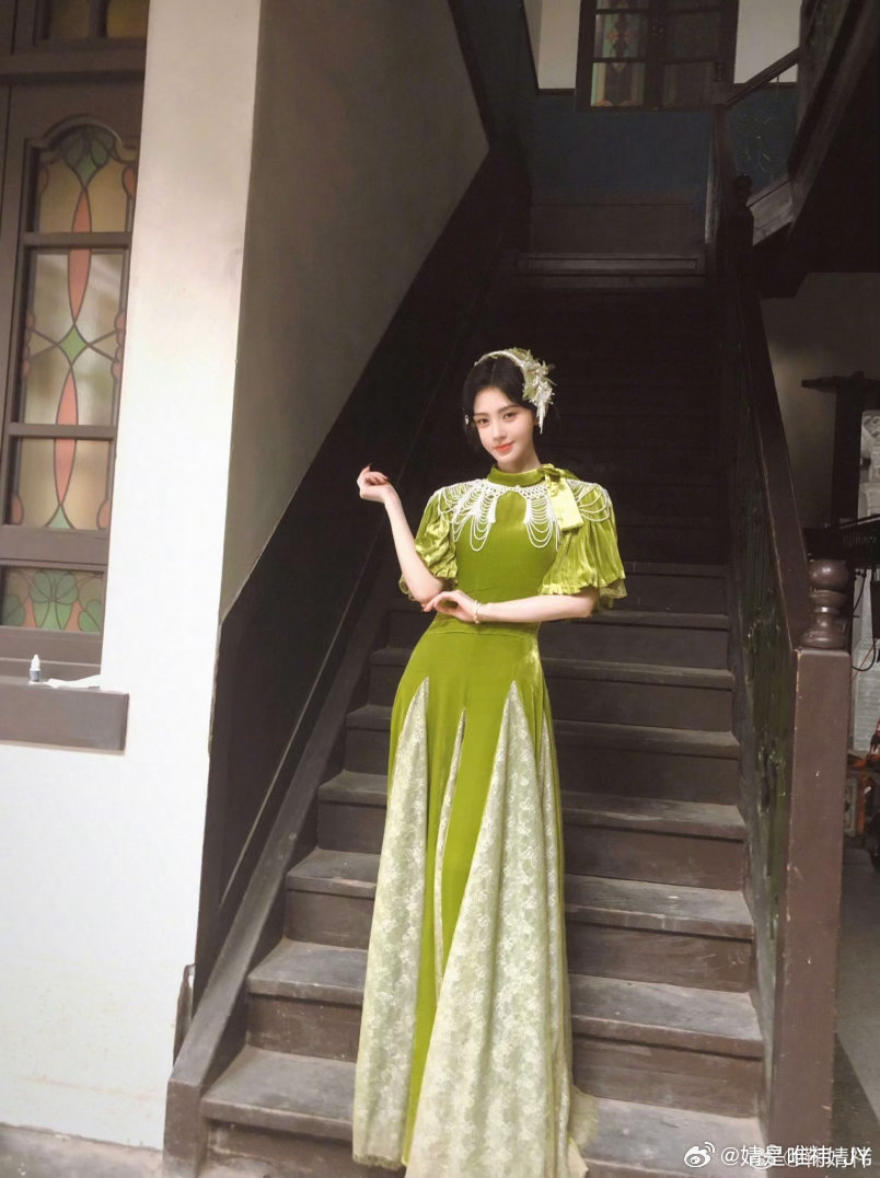 鞠婧祎  jjy鞠婧祎苏绿夏 jjy鞠婧祎万花世界 “春季的邂逅，在盛夏是一曲浪