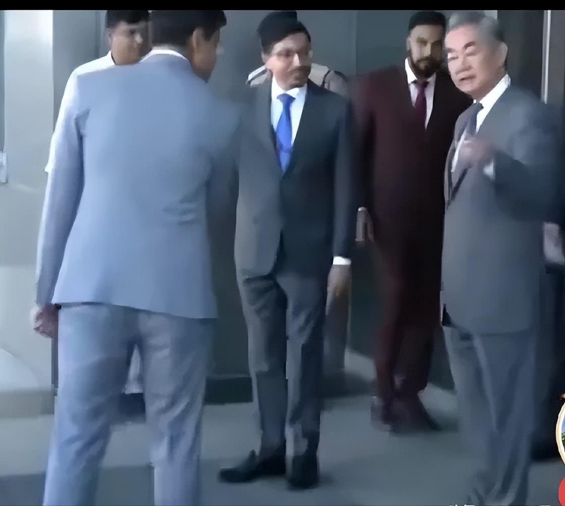 王毅外长访问印度，顺带也提醒巴基斯坦千万不要飘了！
 
8月18日，王毅外长去印
