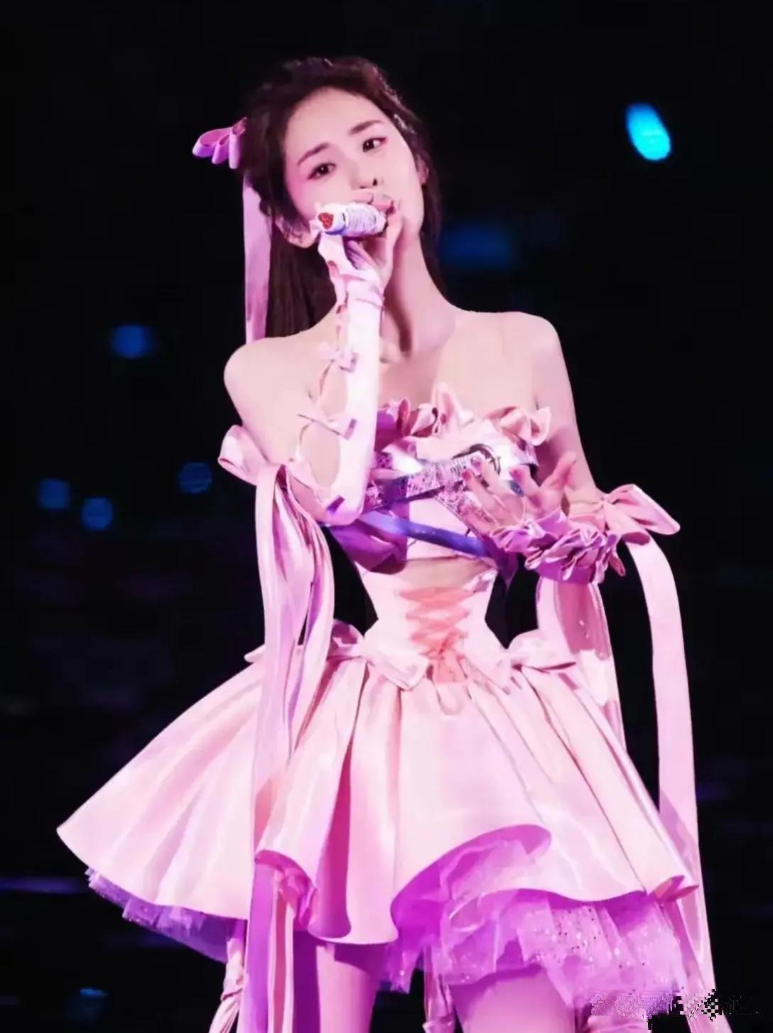 我的天呐！
这腰是真的吗？
太骨感了！