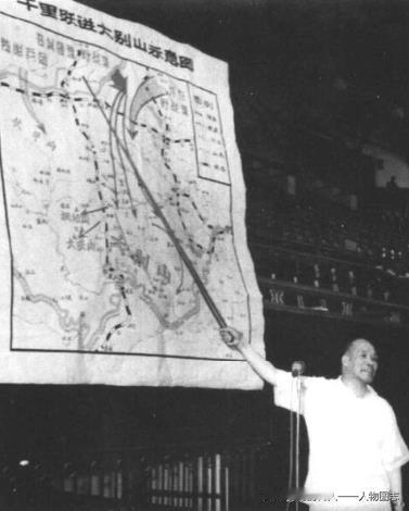 李达担任国家体委副主任时，在体育馆给运动员讲述刘邓大军挺进大别山。