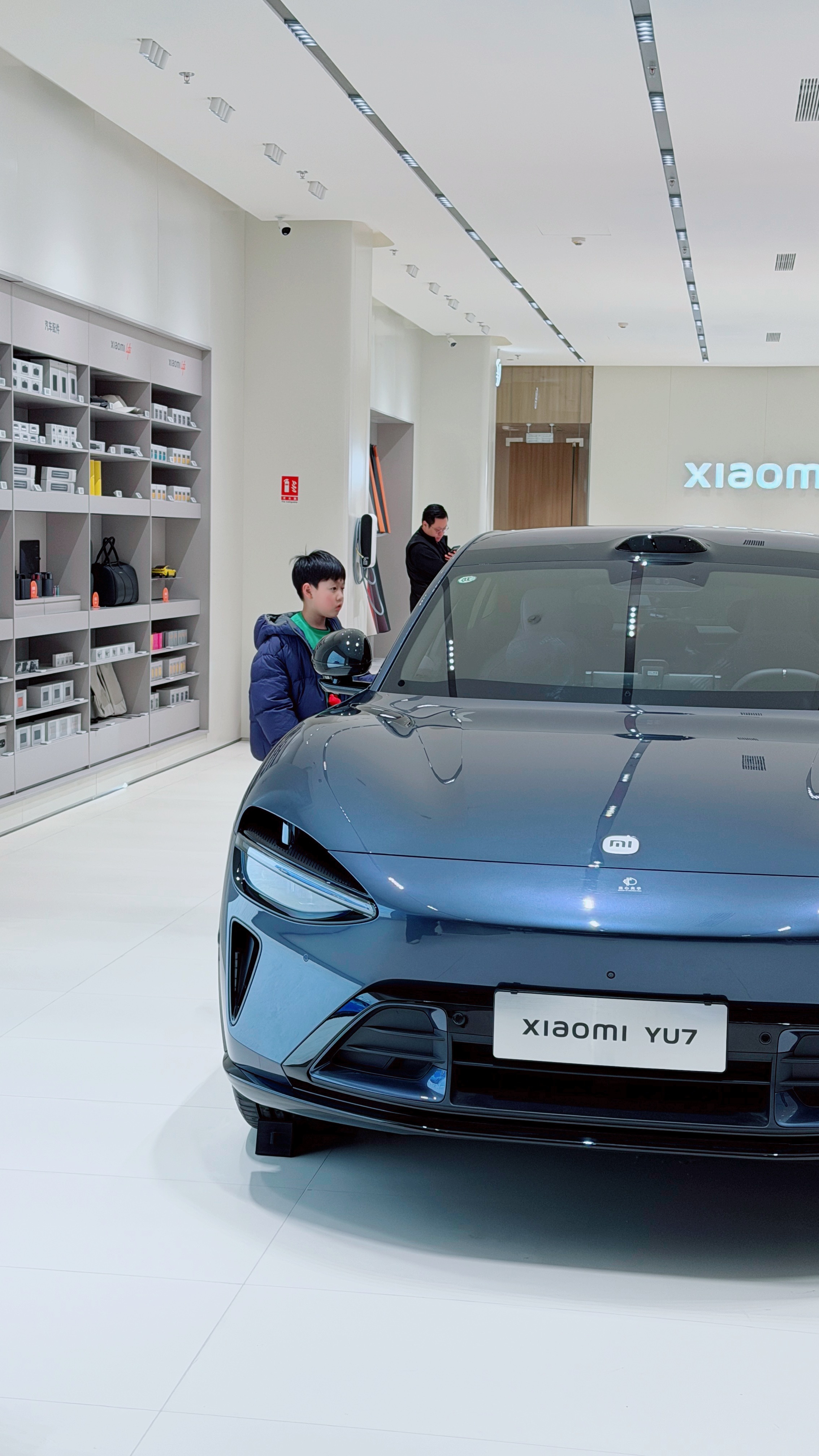 带孩子逛商场，不是看乐高，就是去看车，问题是，咱家有YU7啊，还看 孟大大的yu